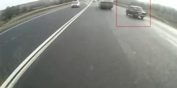 A iesit teafar din masina ZDROBITA de un camion si un autocar! VIDEO