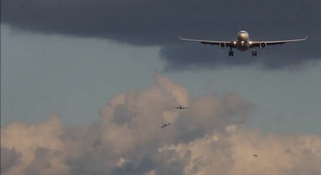Ai vazut vreodata cum se clatina avioanele care aterizeaza din cauza vantului? Iti aratam noi: VIDEO