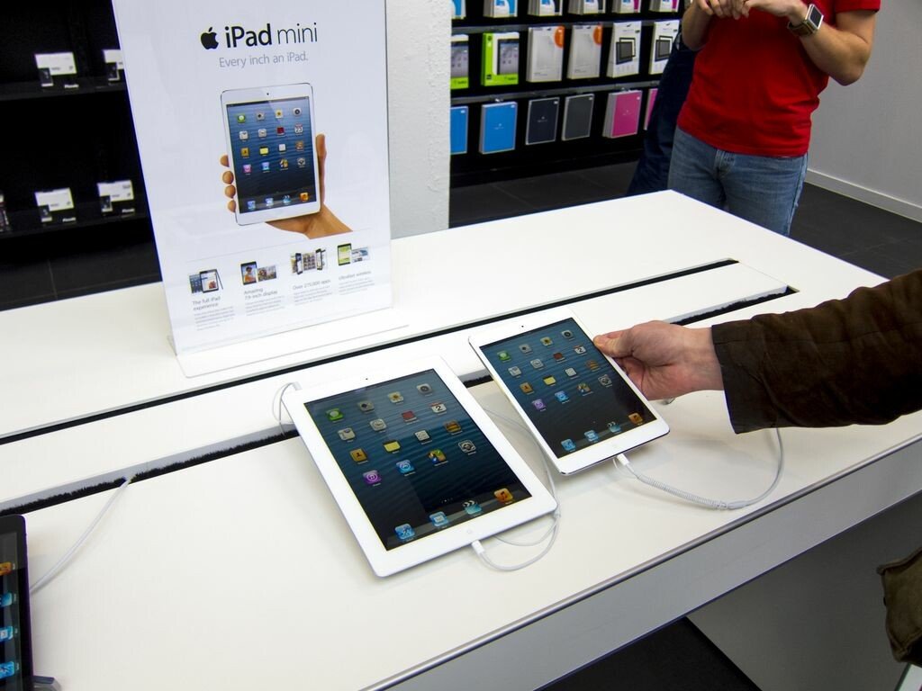 Cum au asteptat cumparatorii iPad Mini in fata magazinelor Apple! FOTO