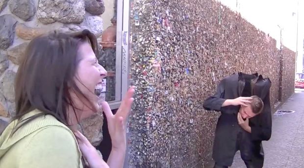 Un barbat stranuta atat de tare, incat ii cade capul! Vezi cum reactioneaza oamenii: VIDEO