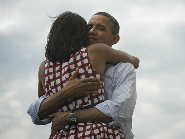 Aceasta este CEA MAI POPULARA IMAGINE de pe Facebook: Fotografia cu Barack dupa anuntul rezultatelor alegerilor