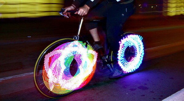Bicicleta cu leduri cu care te poti plimba noaptea! VIDEO