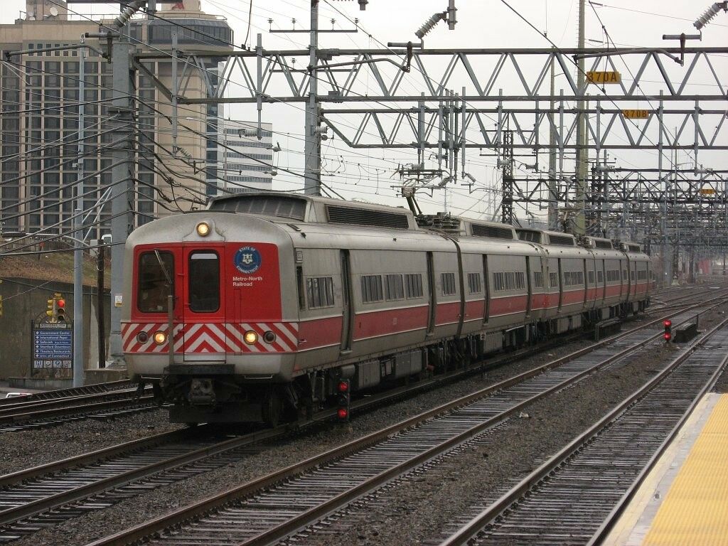 MADE IN ROMANIA: O femeie a inselat un barbat spunand ca il ajuta sa cumpere Gara Snagov si un tren cu 12 vagoane