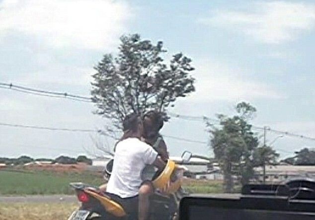 Gestul unui cuplu brazilian a uimit colegii de trafic: SARUT la 80 km/h VIDEO