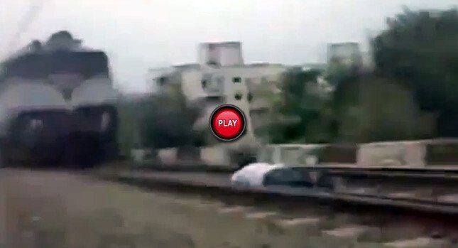 Se ARUNCA exact in fata trenului! Vezi ce iese VIDEO