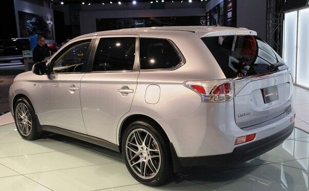 Noul Mitsubishi Outlander lansat oficial la Salonul Auto de la Los Angeles GALERIE FOTO