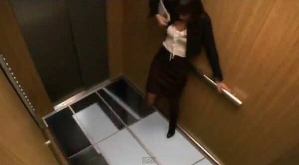 Ce fac oamenii cand vad podeaua ascensorului desfacandu-se bucati! VIDEO