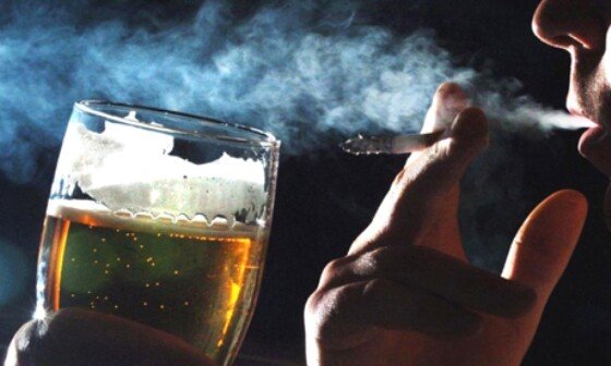Cum sa eviti mahmureala si de ce nu este bine sa fumezi si bei alcool in acelasi timp: STUDIU