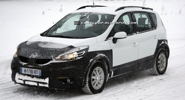 Renault pregateste un crossover nou: Primele fotografii spion cu un nou model care va sta cel mai probabil intre Sandero Stepway si Duster
