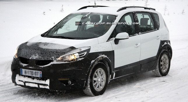 Renault pregateste un crossover nou: Primele fotografii spion cu un nou model care va sta cel mai probabil intre Sandero Stepway si Duster
