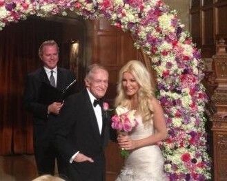 Hugh Hefner s-a casatorit in noaptea de Revelion cu o tanara mai mica decat el cu 60 de ani FOTO:
