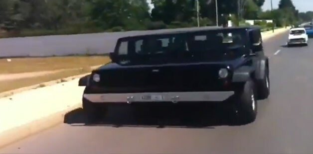 Ultima nebunie: Cum merge Jeepul de 4 metri latime pe sosea! VIDEO
