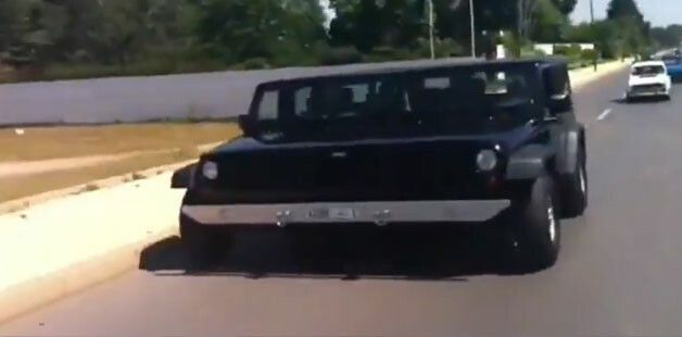 Ultima nebunie: Cum merge Jeepul de 4 metri latime pe sosea! VIDEO