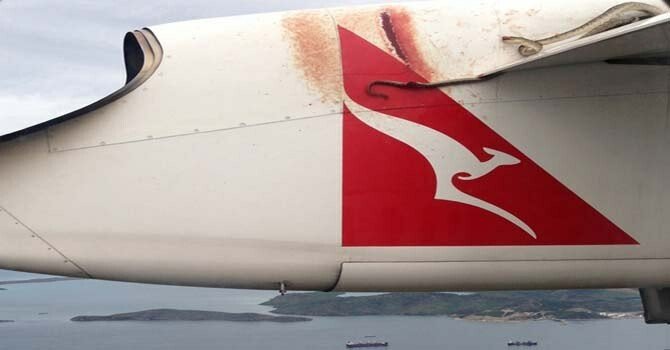 A calatorit agatat de una dintre aripile avionului :) FOTO