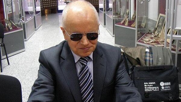 Un profesor orb, surd si mut de la varsta de doi ani din Romania a lansat o carte autobiografica!