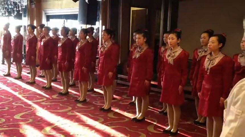 Fac acest exercitiu cu pretul vietilor lor: Cum se antreneaza cateva chelnerite intr-un restaurant din China! VIDEO