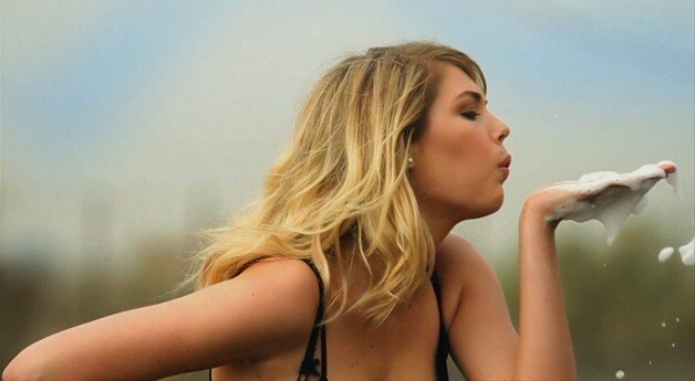 Ce e mai HOT? Mercedes CLA sau Kate Upton care-l spala in…slow motion?