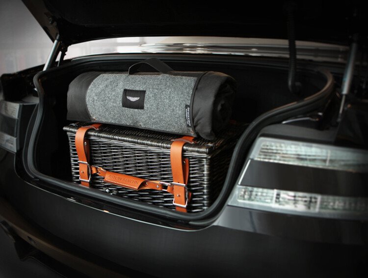 Picnic pentru James Bond! Aston Martin intra pe piata argintariei de lux