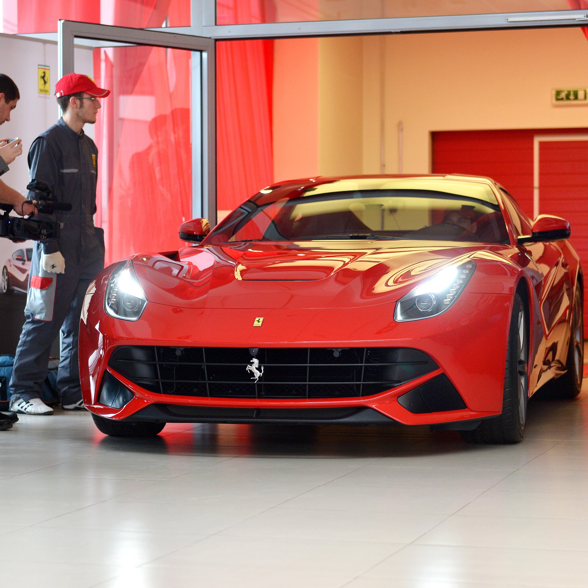 Modelul Ferrari F12 Berlinetta a fost lansat in Romania! GALERIE FOTO