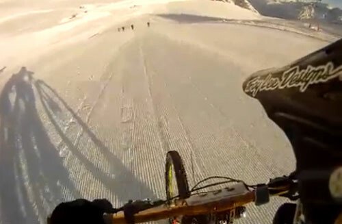 EXTREM: Cum se coboara 3,500 de metri din Alpi francezi, cu bicicleta, la 90 de km pe ora VIDEO