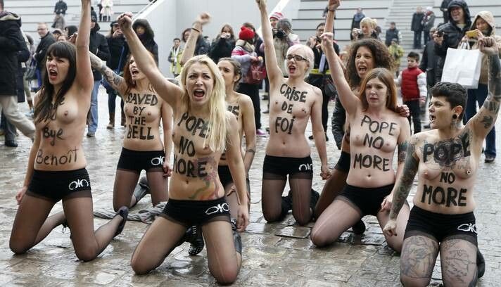 Topless in catedrala Notre-Dame: Militante Femen au sarbatorit plecarea Papei! FOTO