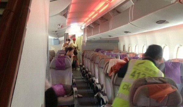 Cum au calatorit pasagerii unei curse dupa ce o usa a avionului s-a deschis: "Zgomotul era atat de puternic incat am crezut ca a explodat o bomba"