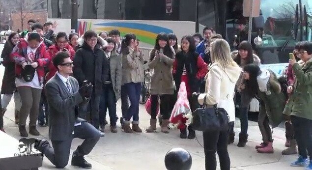 Finalul a fost tare: fata o ia la fuga si-si lasa iubitul cu ochii in soare. Reactia martorilor e incredibila: VIDEO