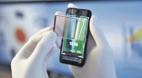 Folia care incarca smartphone-urile cu energie solara
