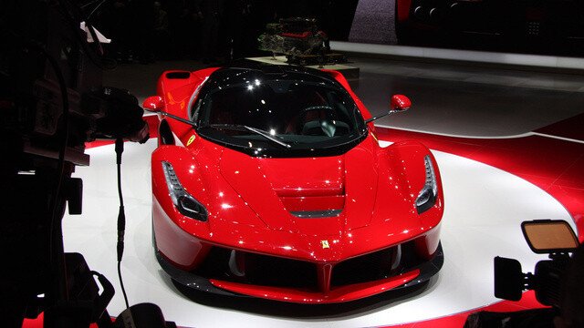 Acesta este Ferrari-ul SUPREM! Sute de oameni s-au calcat in picioare sa-l vada la Geneva! VIDEO
