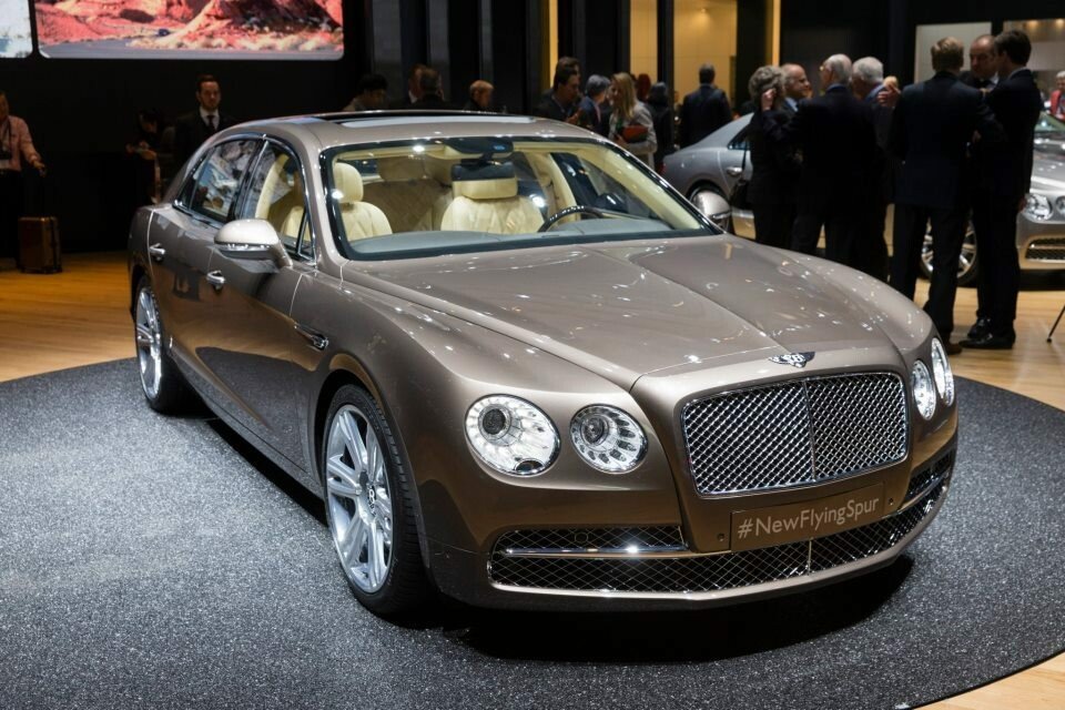 Rolls-Royce tremura! Bentley ataca segmentul de lux cu cel mai puternic sedan al marcii!