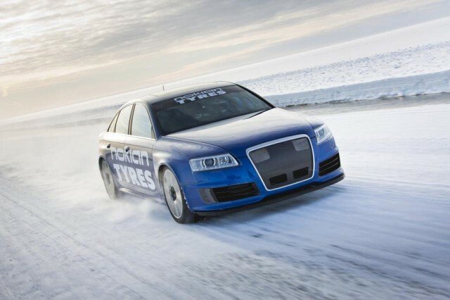 Finlandezii sunt nebuni! Vezi cum merg cu 335 km/h pe GHEATA!