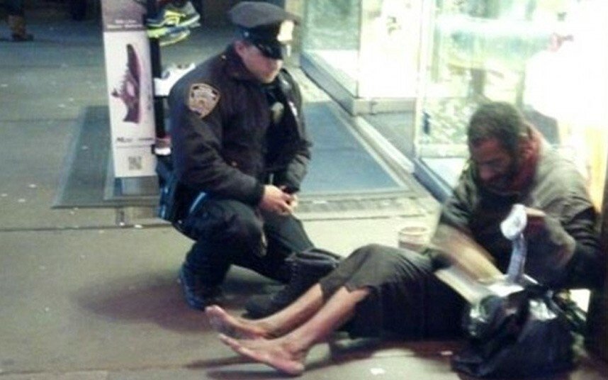 Gestul emotionant pe care l-a facut un politist: Fotografia de 530.000 de like-uri!