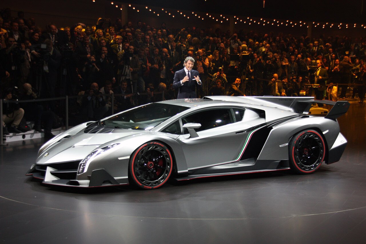Asa se aude motorul unui Lamborghini Veneno! VIDEO