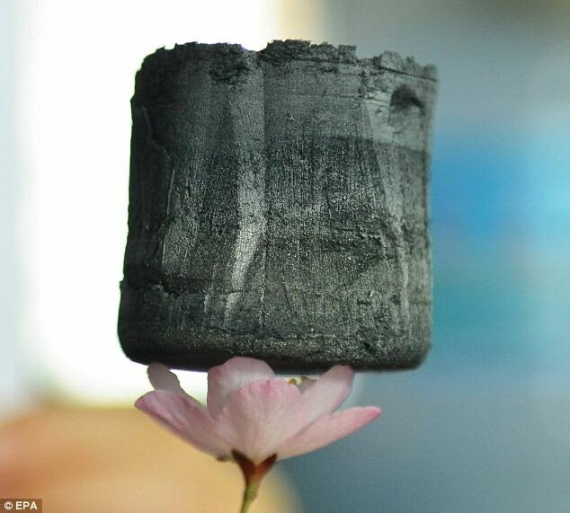 Acesta este cel mai usor material solid din lume! FOTO
