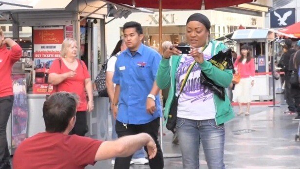 A rugat cativa trecatori sa ii faca o poza, iar in imagine a aparut si prietenul lui imaginar VIDEO