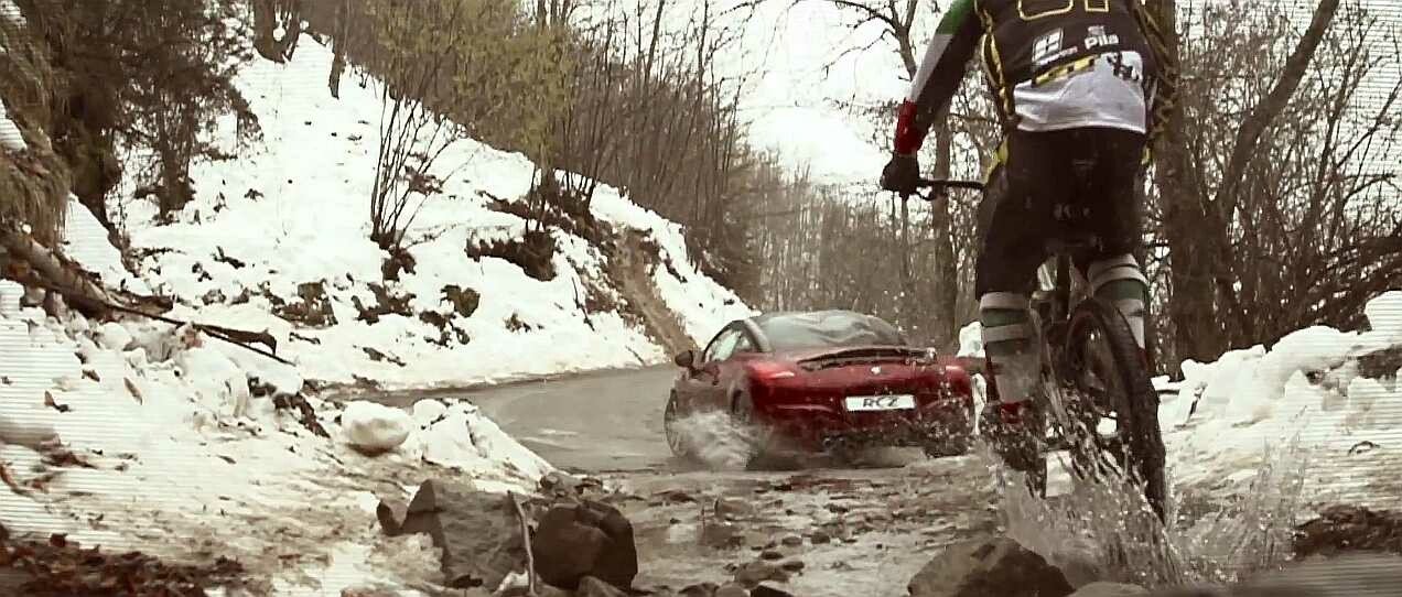 Cursa incredibila pe munte. Ce sanse are o masina in fata unui campion de downhill?