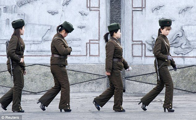 Asa se pregatesc femeile militar din Coreea de Nord pentru lupta VIDEO