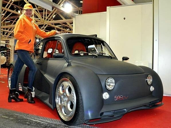 Masina asta ascunde un monstru! Nu ti-ai fi imaginat niciodata ca poti gasi asa ceva pe un Fiat 500!