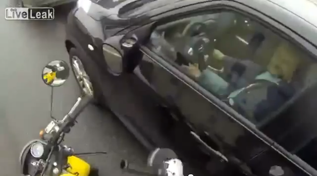 Rusul asta nu si-ar fi imaginat in viata lui ca poate pati asa ceva! Motociclistul maniac i-a tunat masina la semafor cu FLEXUL! VIDEO