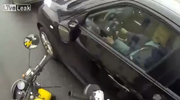 Rusul asta nu si-ar fi imaginat in viata lui ca poate pati asa ceva! Motociclistul maniac i-a tunat masina la semafor cu FLEXUL! VIDEO