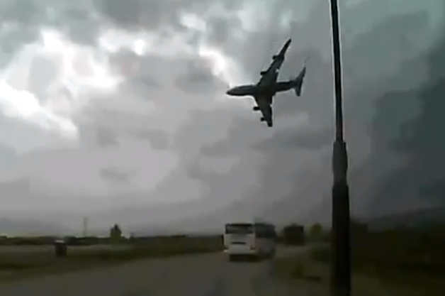Nu si-ar fi dorit sa filmeze in viata lui asa ceva! Un avion de pasageri s-a prabusit chiar in fata lui!