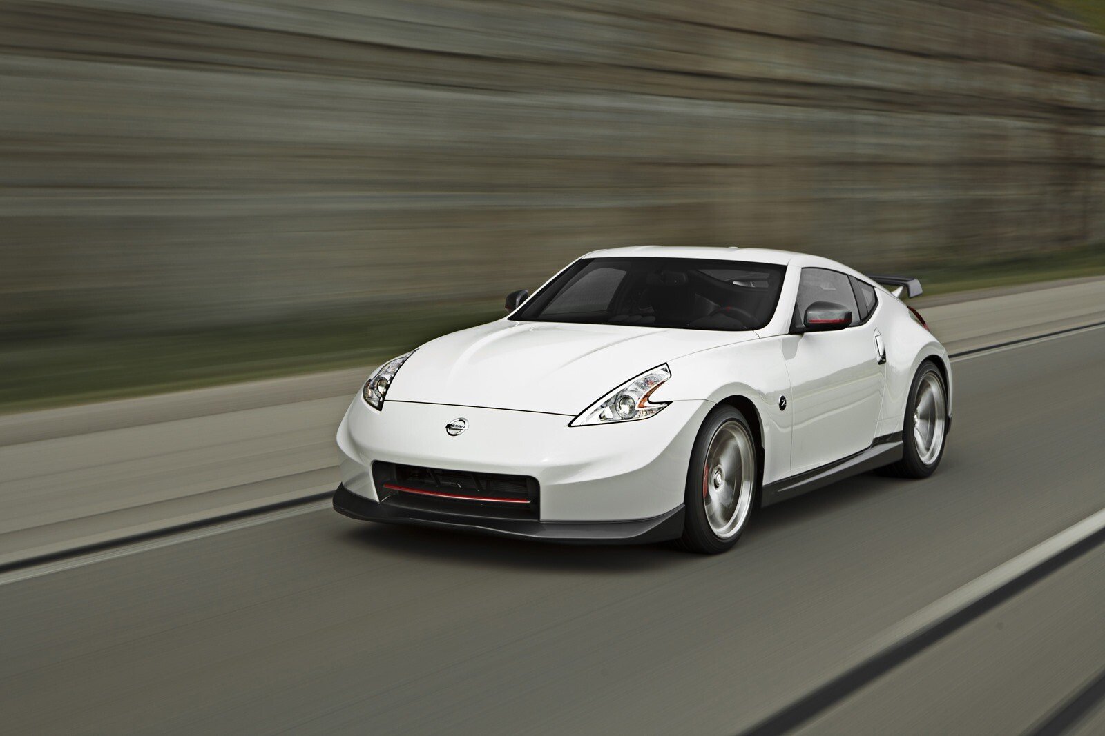 Nismo 370Z 2014, bestia care vede rosu in fata ochilor! Cum se schimba la fata
