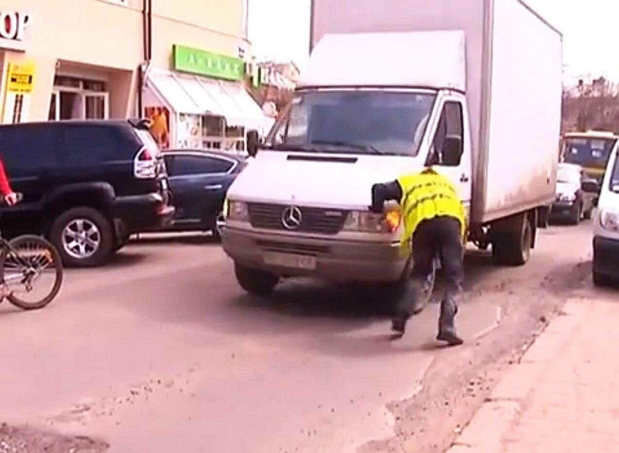 A vrut sa intre cu forta in parcare. Ce a urmat intrece orice inchipuire!