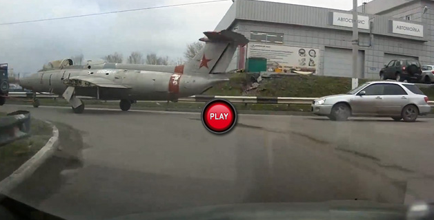 Nimic nu este imposibil in Rusia: Omul s-a frecat de 2 ori la ochi crezand ca nu vede bine: Uite ce i-a aparut in fata intr-o intersectie: