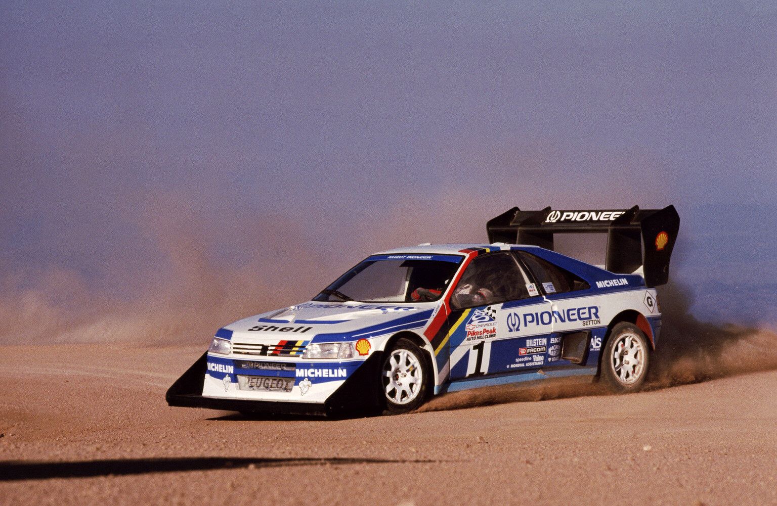 A ras in fata mortii! Cum trecea razant Ari Vatanen la Pikes Peak cu 200 km/h la nici 10 centimetri de prapastia de 4300 m! VIDEO