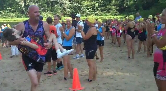 Povestea EMOTIONANTA a barbatului care alearga la triatlon cu fiica lui bolnava in brate! VIDEO