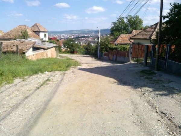 Strada nu este asfaltata insa are pagina de net! Se intampla in Romania: