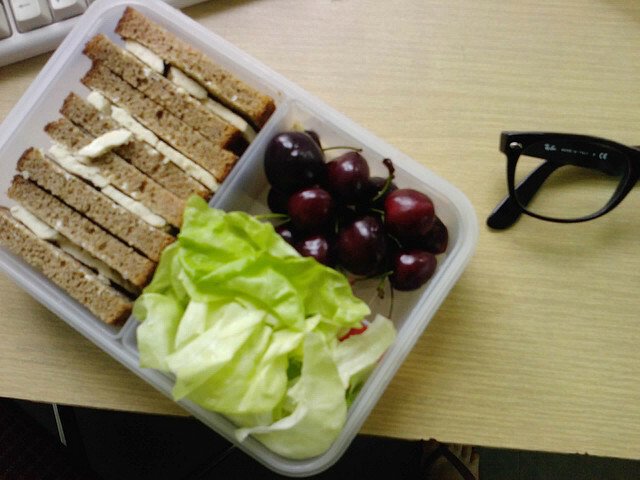 "Este nepoliticos sa mananci de fata cu cineva care nu mananca!" Reguli pentru consumarea alimentelor la birou:
