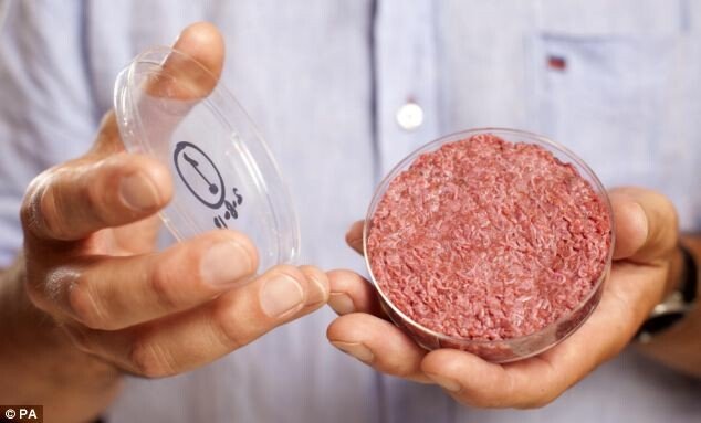 Primul burger cu carne creata in laborator a fost gatit si mancat in direct: Uite ce au spus specialistii la final: