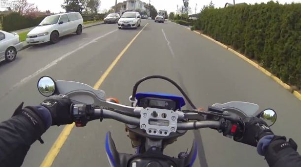 Jos palaria! Gestul emotionant care a strans 700.000 de vizualizari in mai putin de 24 de ore: Uite ce face motociclistul acesta: VIDEO